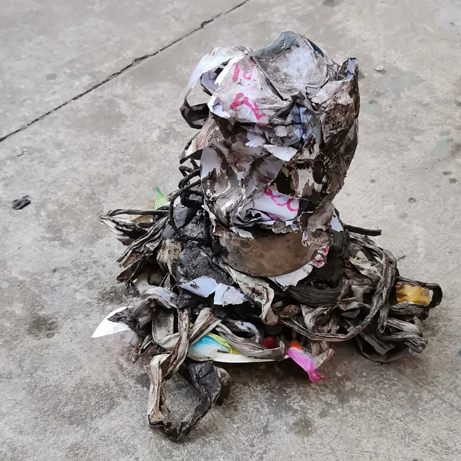 Skulptur aus zerknülltem Papier und Materialien auf dem Boden, Fabio Balli, 2023