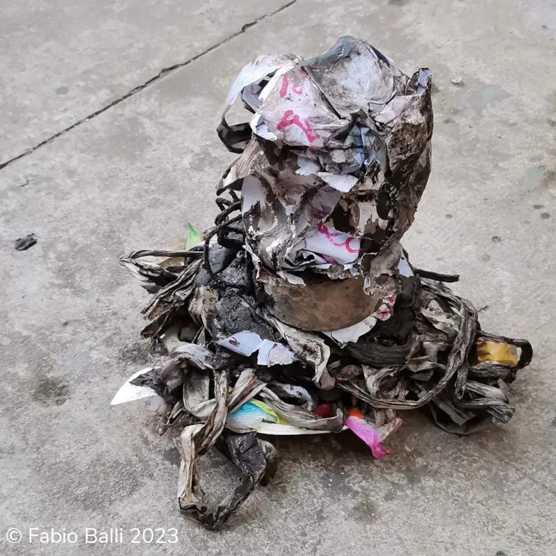 Sculpture de papiers et de matériaux froissés posée au sol, Fabio Balli, 2023