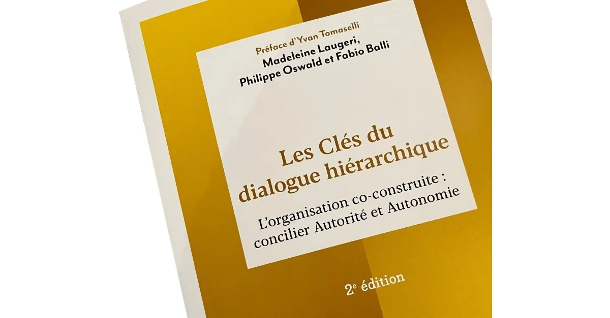 Couverture du livre Les clés du dialogue hiérarchique, 2e édition, photographiée en biais