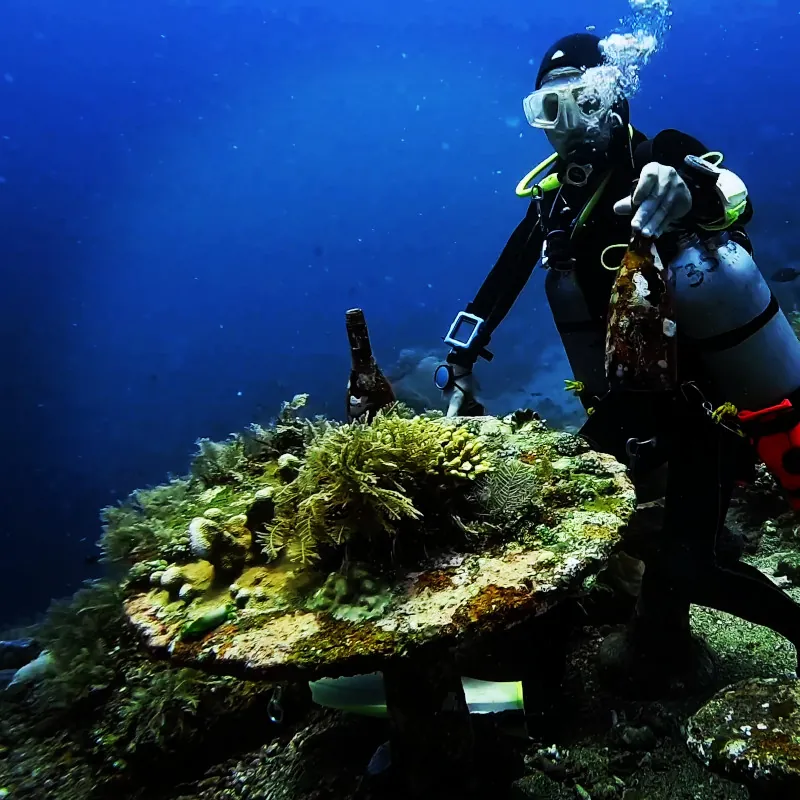 Plongeur en sidemount au-dessus d'un récif